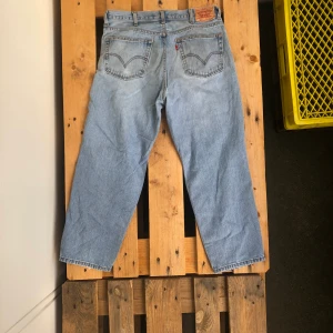 Levis 560 loose fit 38x30 - Ett par Levis 560 comfort/loose fit inhandlade i NY. De har ett litet hål på höger knä men annars inga fel. 