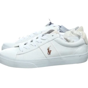 Ralph lauren - Säljer mina näst intill helt oanvända Ralph lauren skor. Dem har använts 1 gång och har lite ett fåtal gräsfläckar på ena sidan av skon. ☺️ skriv för fler bilder 