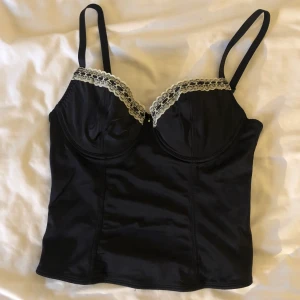 Svart korsett med spets - I bra skick utan teckna på användning, från lindex (15 år sedan). Är storlek 80 C men är otroligt stretchig så passar M till L. Köparen står för frakt. 