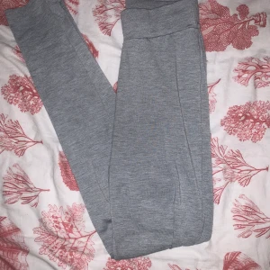 Gråa leggings  - Använda 