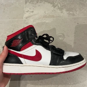 Air Jordan 1 - Lägger ut dom igen pågrund av att ingen köpte de. De är i fint skick och skriv till mig för fler bilder❣️