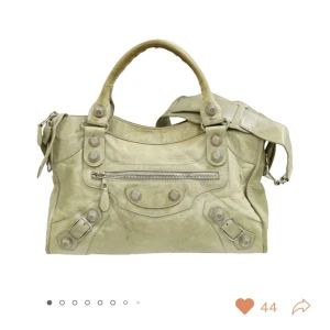 Äkta Balenciaga  - Supersnygg nyinköpt Balenciaga väska köpt på Vestiaire. Typ mintgrön/beige färg. Kan tänka mig att byta mot en mindre. Måtten är 38 x 24 x 15 cm. Säljer endast vid bra bud, gillar den mkt💞💞SVARAR EJ PÅ SKAMBUD ELLER BILDFÖRFRÅGAN!
