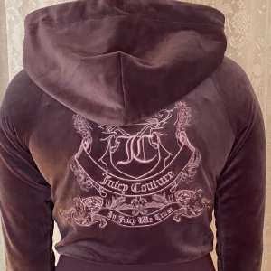 JUICY KOFTA - Lila äkta Juicy Coture kofta! Säljer då den inte kommer till användning - tröjan är i nyskick❤️TRYCK INTE PÅ ”KÖP NU”, skriv först