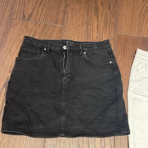 Jeans kjolar - Svarta jeanskjolen är från Zara, storlek L. Den vita är från Pieces, storlek L. En för 100kr+frakt eller båda två för 150kr