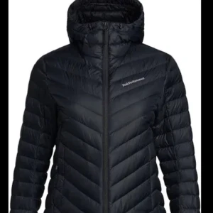 Peak performance dunjacka  - Säljer denna fina och varma dunjackan för billigt pris. Ordinarie pris :2000 kr. Har använt den enbart en höst och den är därför helt ny. 800 plus frakt .
