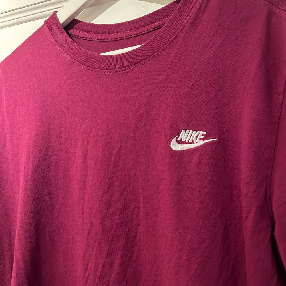 Nike T-shirt storlek L men passar även dig som bär M I mycket gott skick  Hämtas i Eskilstuna eller skickas mot att köpare står för frakten . T-shirts.
