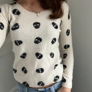 Kashmir tröja!! - Säljer denna så snygga och unika tröja från aqua cashmere nypris runt 1600kr💗 Säljer pågrund av jag tycker den sitter lite för tajt för min smak passar någon som har S/Xs!!