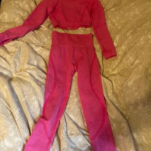 Tränings set säljes - Rosa tränings set, aldrig använda.