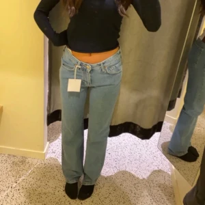 Low Waits jeans Bikbok - Lågmidjade jeans från Bikbok. Ord pris 600kr. 🫶🏻