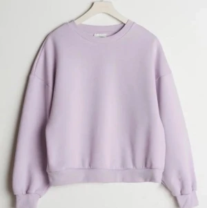 Tjocktröja 💋 - Säljer denna ljuslila sweatshirt från Gina trickhot. Den är väldigt skön att ha på sig och är väldigt mjuk inuti. Säljer pga att jag inte sndvänder eftersom att jag har flera i andra färger!❤️