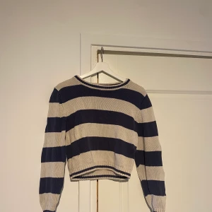 Stickad tröja  - Kort stickad tröja, randig.  