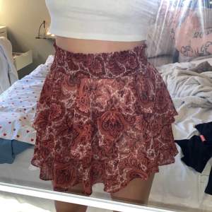 jättefin kjol från gina med ett snyggt mönster
