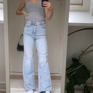 Jeans  - Säljer dessa high-waisted jeansen från Gina Tricot! Köpta för ca 1 år sedan men är nästintill helt oanvända! Dom är i stl 32/XS och passar mig som är  163cm. Köparen står för frakt 📦!  PRIS GÅR ATT DISKUTERA ⚠️💕  