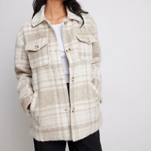 Rutig kappa - Säljer nu denna rutiga kappa ifrån NA-KD💗 knappt använd, köpt för 780kr Köparen står för frakten🫶🏼