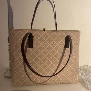 By Malene Birger  - Säljer min by Malene Birger abigale tote. Använd endast en gång så väskan är i jättefint skick. Säljer den då den inte kommer till användning. 
