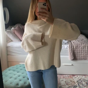 Stickad tröja - Supermjuk beige stickad💕säljer då den inte kommer till användning !