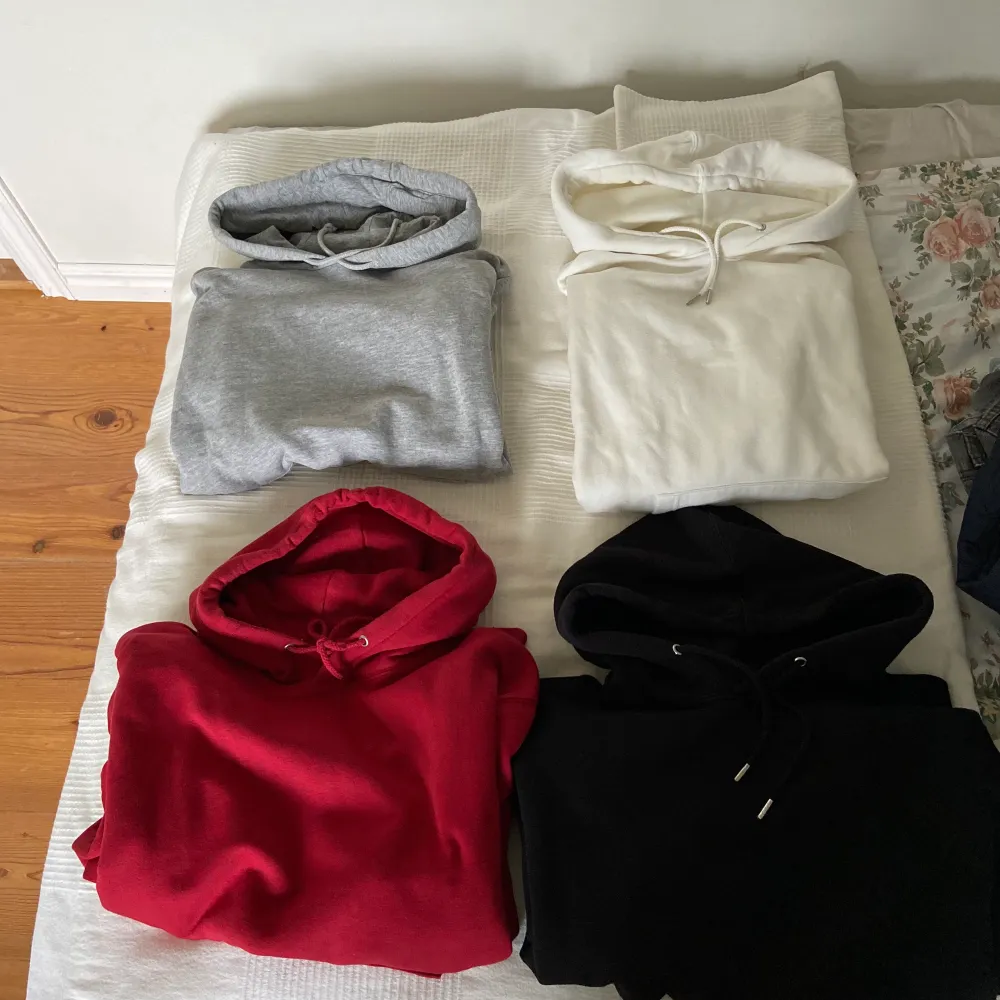 Säljer fyra stycken enfärgade hoodies som ett paket. Den röda, svarta och vita är alla samma modell ifrån jack and Jones och även samtliga storlek Small. Den gråa är ifrån Brave soul london storlek medium men passar även small. Alla är i gott skick. Hoodies.