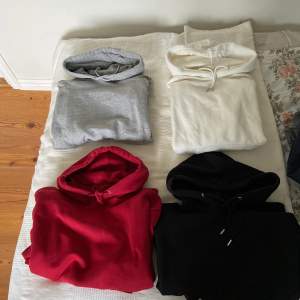 Säljer fyra stycken enfärgade hoodies som ett paket. Den röda, svarta och vita är alla samma modell ifrån jack and Jones och även samtliga storlek Small. Den gråa är ifrån Brave soul london storlek medium men passar även small. Alla är i gott skick