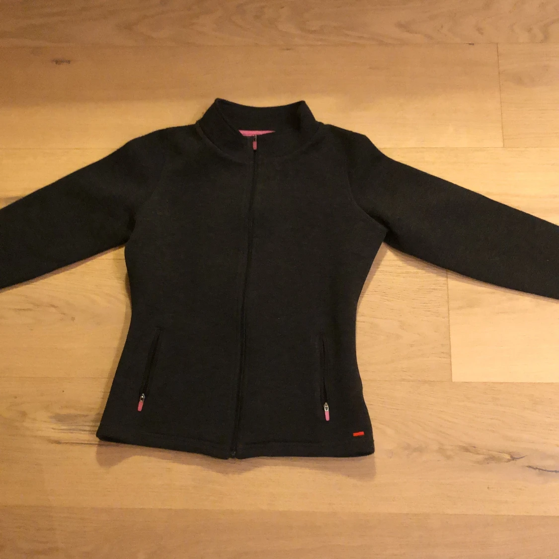 Svart tjock tröja storlek 10-14år