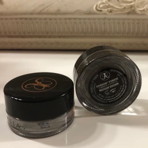 Anastasia dipbrow pomade - Bild 2 så ser du hur mycket. Den ena är bara mitten utrgrävd på, den andra med större hål är också bara utgrävd & sen är den använd lite lite lite där det syns att borsten tagit i. Där är mycket kvar i båda, färg: medium Brown.  Båda ingår i priset. 