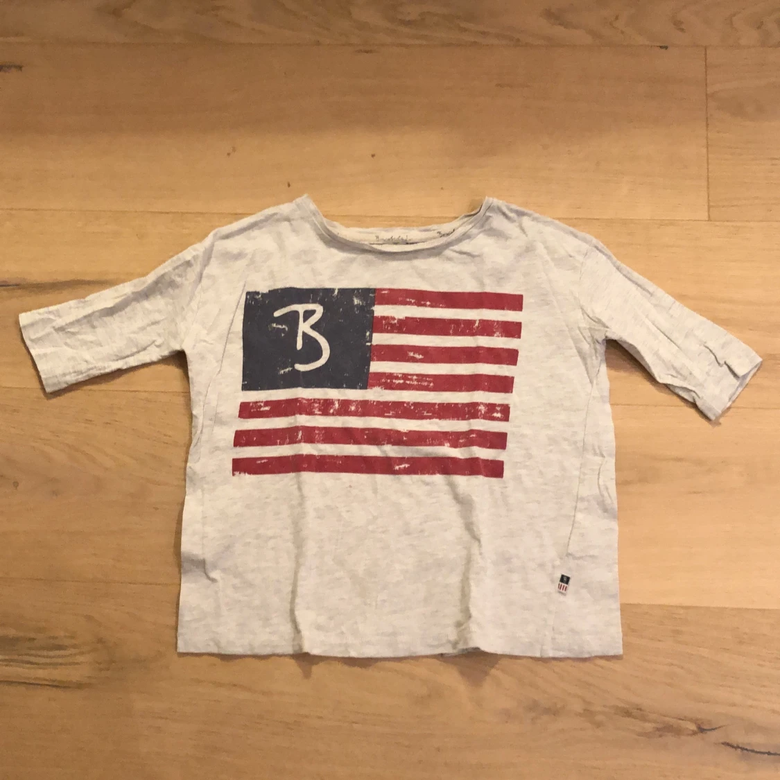 Vit tre fjärde delar med knapar där bak