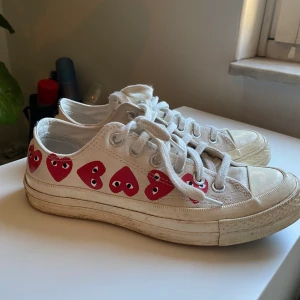 Converse x Com De Garcon - Säljer mina fina converse x Com De Garcon sneakers då de inte kommer till användning. Skorna är använda ett fåtal gånger som man kan se på undersidan.  