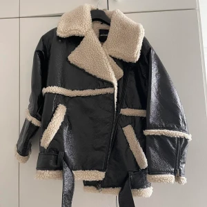 Aviator jacka Monki - fodrad aviator jacka från monki stl XS men oversized