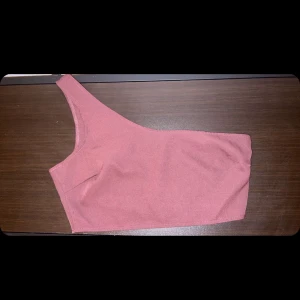 Enarmad topp - Rensar ur min garderob på saker som inte kommer till användning. Enarmad topp i strl 36. Aldrig använd! Tycker inte färgen gör sig rättvis på bild, mörklila!🥰  Köparen står för frakt!