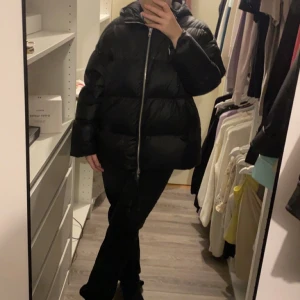 Puffer jacka stand studio - säljer denna Stand studio jacka som är använd typ 5 gånger i Storlek 34💗 men är oversize så passar även till 36 och 38!! 
