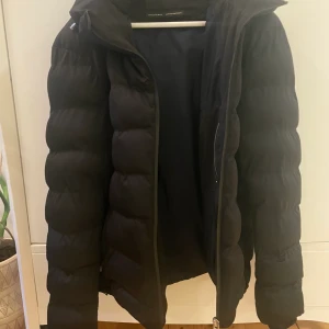 Vinterjacka från Zara - Haft denna jacka som en liten oversize jacka. Är vanligtvis en XS/S. Väl använd men fortfarande varm och hel ☺️