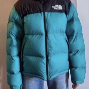 North face jacka  - Säljer min north face, bra skick. Storlek male M men passar tjej också! 😊