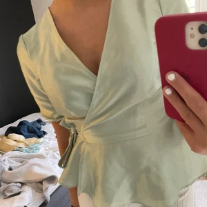 Tröja - Söt blusaktig tröja från vero Moda som aldrig har använts:)