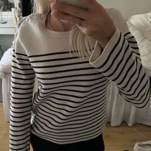 Stickad tröja - En jätteskön och snygg randig stickad tröja. Kommer tyvärr inte till användning. Från Opus i storlek 36 men passar 34❤️