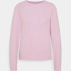 Stickad tröja - Säljer en rosa stickad tröja från märket vero Moda. Skriv privat för egna bilder eller frågor❤️ storlek xs/s