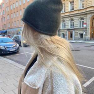 Fwss mössa - Så fluffig och skön grön FWSS mössa! Helt slutsåld på deras hemsida💕Knappt använd