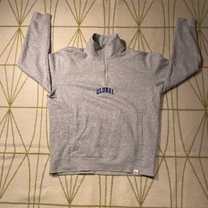 Global Kofta - Kofta med zipper och ordet Global inbroderat på framsidan av tröjan, köpt från H&M. Säljer den då den inte är min stil. Priset går att diskuteras.