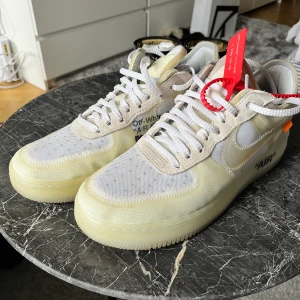 Nike Off-White Air-Force 1  - Jag säljer mina Nike Off-White AirForce 1. Använt kanske 3-4 gånger fortfarande väldigt bra skick!!  En liten fläck på sidan av skon men går att få bort.