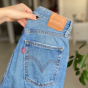 Levis jeans - säljer mina favvojeans pga för små🥺 välanvänd men inga defekter! meddela för fler bilder! 