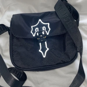 Trapstar väska - Helt ny alltså aldrig använd Kan tänka mig mötas upp i Stockholm annars står ni för frakten Skriv pm för pris