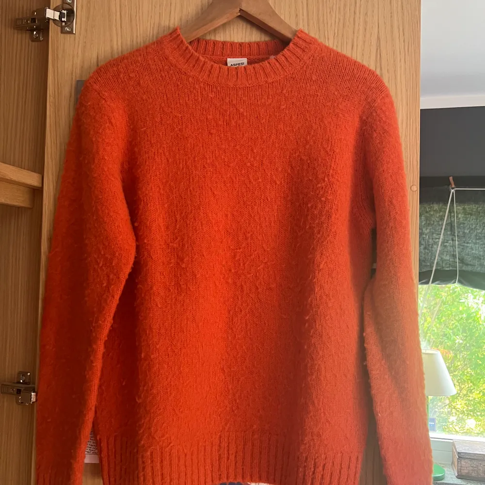 Orange Aspesi stickad tröja/knitwear. Köpt för drygt 2 år sen  Ordinarie pris: 2000kr  Säljer för 1000kr Inga skador . Stickat.