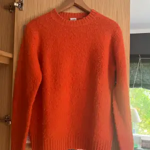 Orange Aspesi stickad tröja/knitwear. Köpt för drygt 2 år sen  Ordinarie pris: 2000kr  Säljer för 1000kr Inga skador 