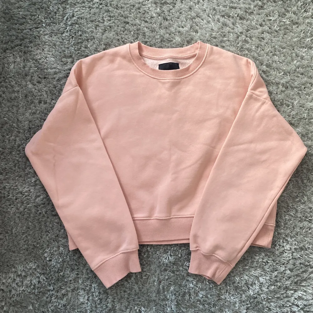 Ljus rosa sweatshirt i bra skick💗 skulle säja en liten blandning av gammal rosa och vanlig ljus rosa!💗. Tröjor & Koftor.
