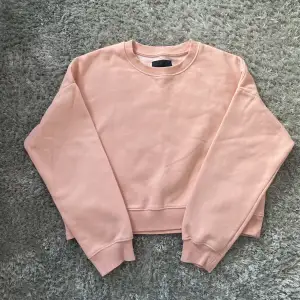 Ljus rosa sweatshirt i bra skick💗 skulle säja en liten blandning av gammal rosa och vanlig ljus rosa!💗