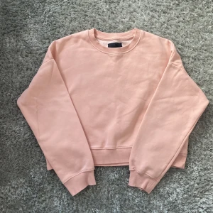 Rosa Sweatshirt från lager 157 strl xs/s - Ljus rosa sweatshirt i bra skick💗 skulle säja en liten blandning av gammal rosa och vanlig ljus rosa!💗