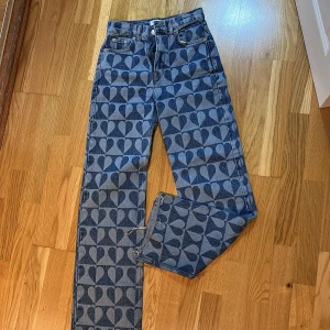 Contrast heart shape jeans - Straight fit, very 90’s. Like new.