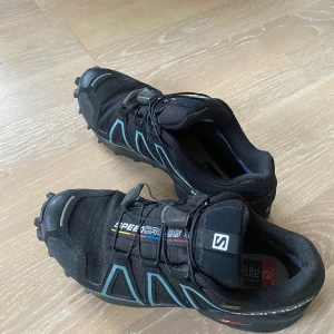 Salomon skor  - Ett par Salomonskor i nyskick! Aldrig använda pga något små i storlek. Passar perfekt att både springa i, vandra i eller bara ha till vardags. I storlek 37 1/3