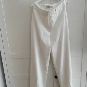 Vita kostymbyxor från nakd, använda en gång. Storlek 36, 299kr +frakt