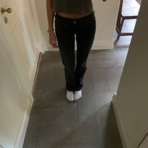 Pepe Jeans - Säljer mina supersnygga Pepe jeans i modellen Saturn, då jag har ett par exakt likadana i en annan storlek som passar bättre! De är bara använda en gång, och är därför i fint skick! 💓💓 De är helt slutsålda, och nypris var: 949 kr🤍