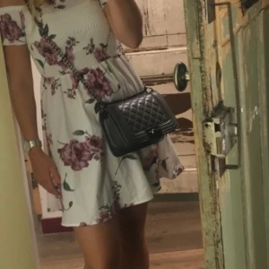 Väska  - Säljer denna sparsamt använda väskan från Gina! 