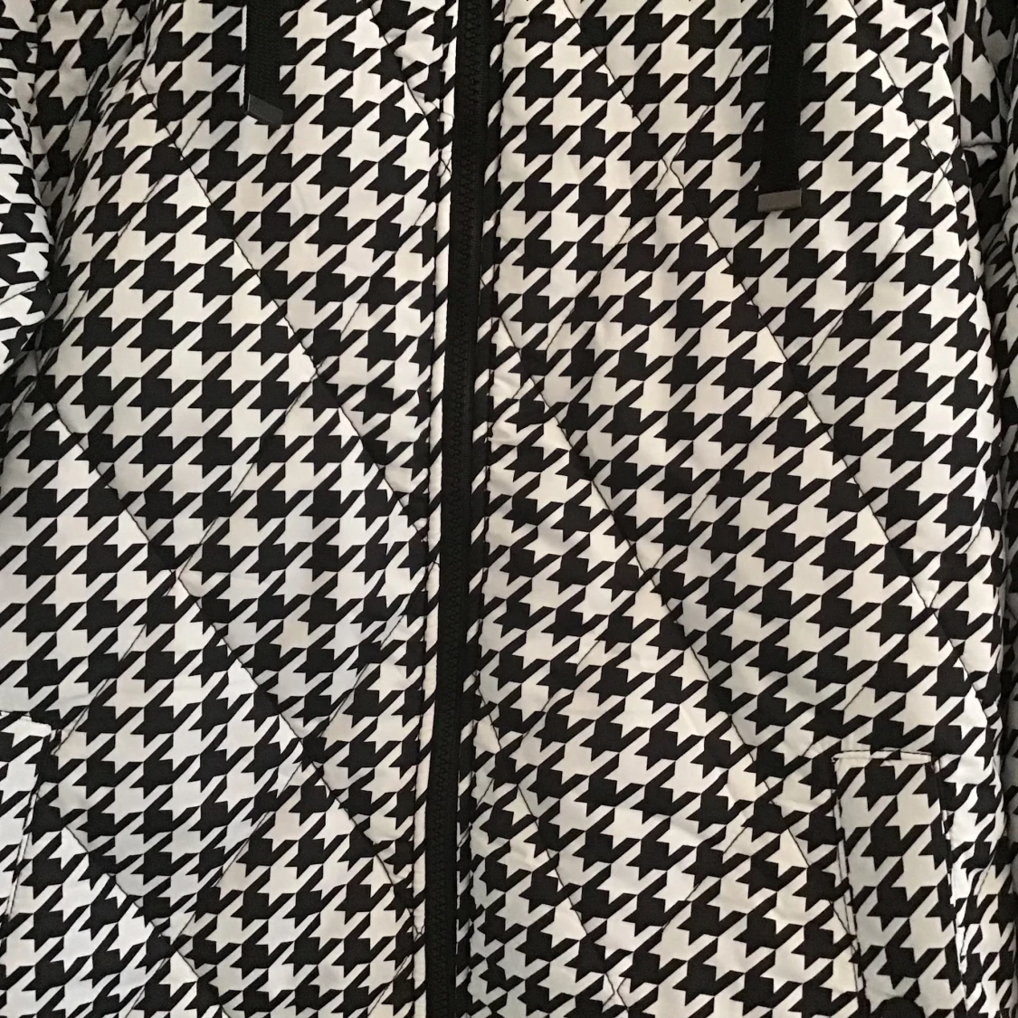 Lång jacka me skitcoolt mönster!! Helt ny (lappen är kvar) - 91